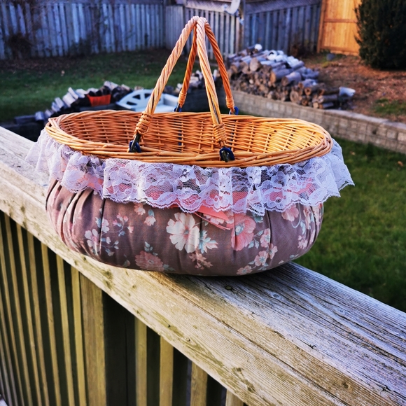 Vintage Wicker Basket with Articulated Handles and Padded Fabric Bottom and Lace - Picture 1 of 17
